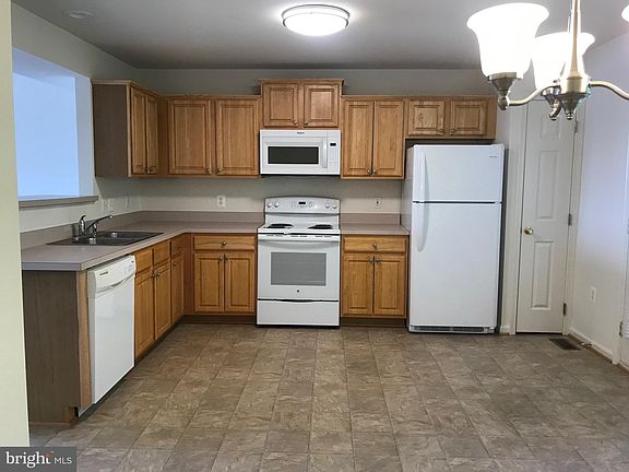 3rd image of 104 Merrill Ct