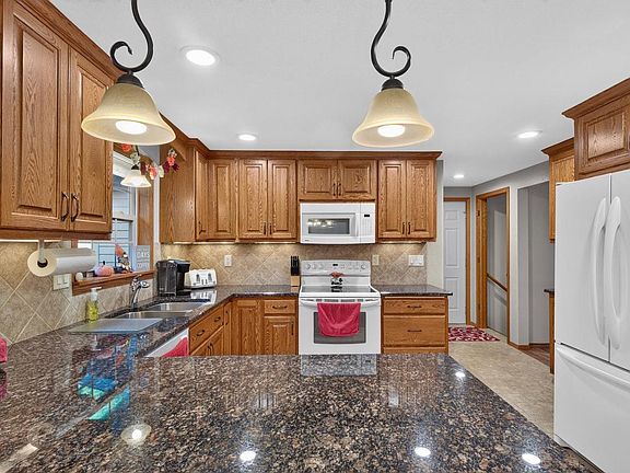 3rd image of 4805 ROSEMARY CIRCLE