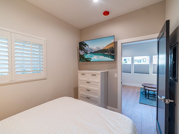 5th image of 1140 Elden Ave #2