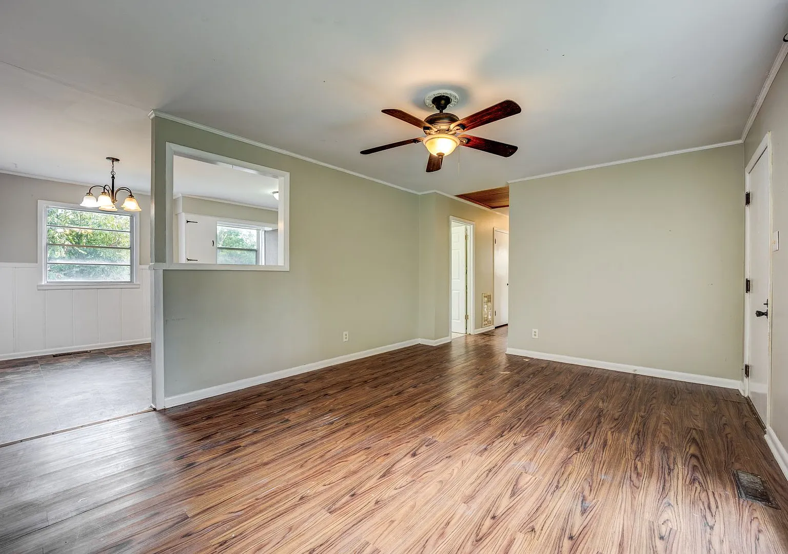 Freshly Updated 4 Bedroom House — Photo 2