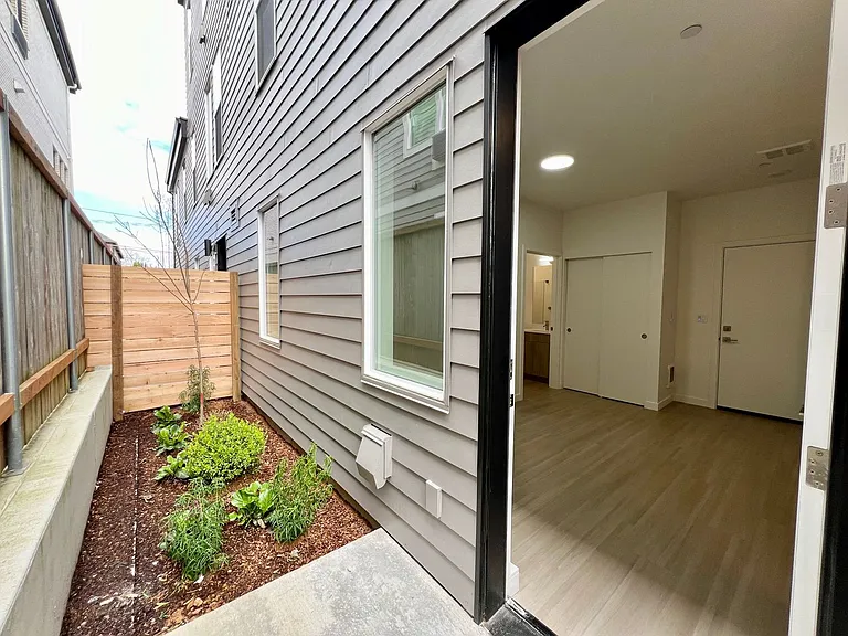 Greenwich Ave Apartments — Photo 11