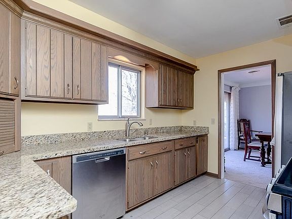3rd image of 26792 Hilliard Blvd