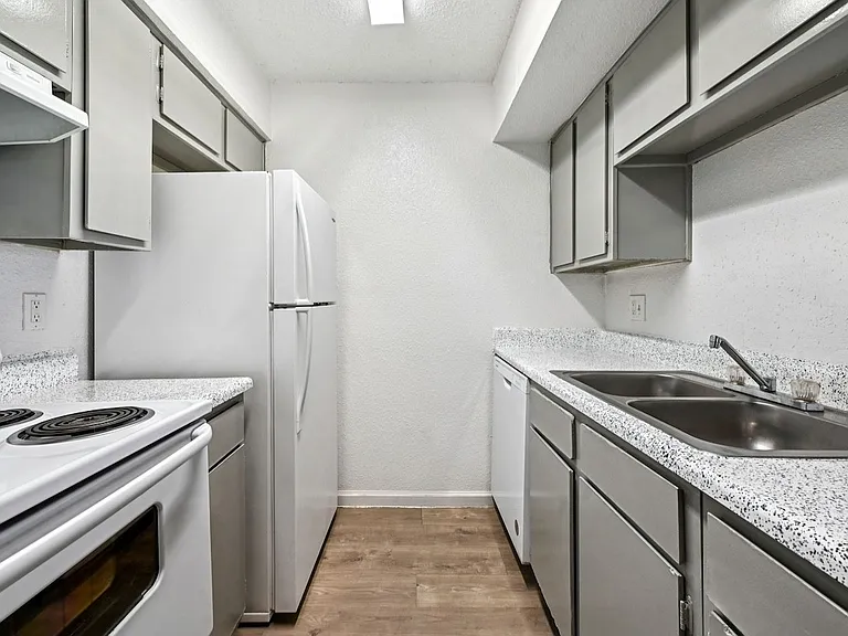 Pine Creek Apartments — Photo 33