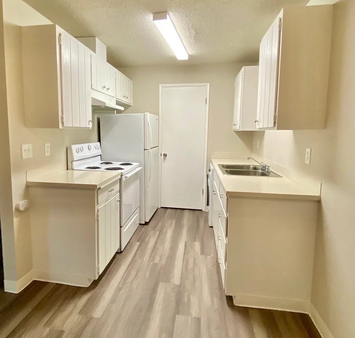Serrano Gardens Apartments — Photo 3