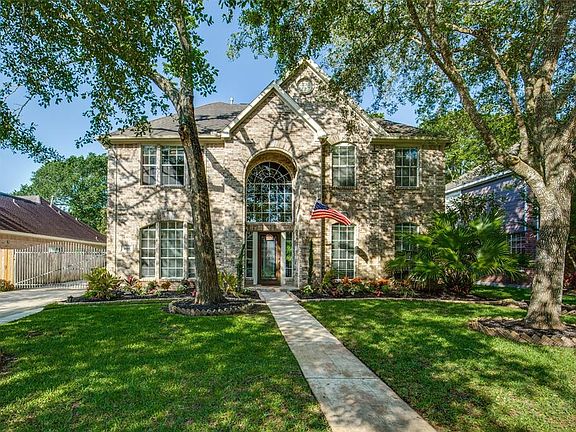 2nd image of 300 Oak Creek Ln