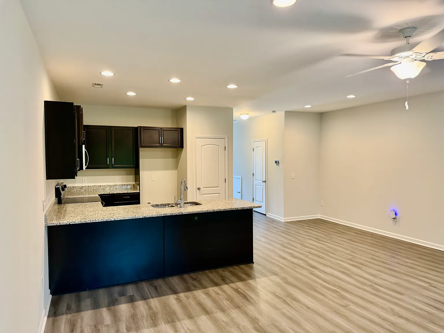 3 bed, 2.5 bath, 1710 sqft, $2,100 — Photo 3