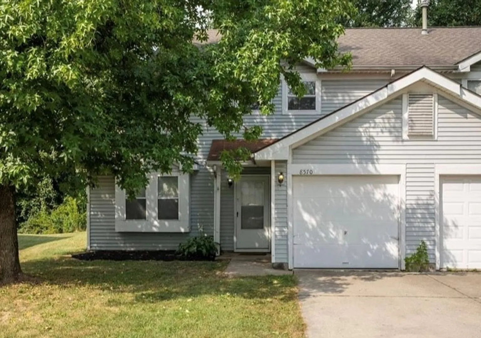 Beautiful 3 bed 2.5 bath townhome in Lawrence Township — Photo 2