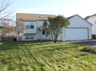 915 Knightsbridge Dr, Island Lake, IL 60042