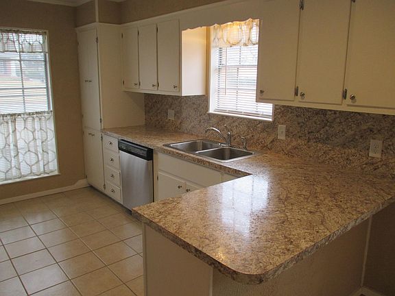 Dishwasher / sink side - lots of storage