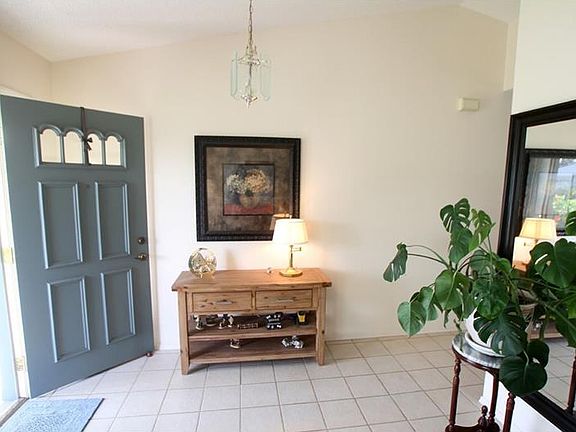 4th image of 27 Charleston Cir