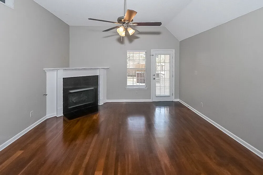 3 bed, 2.0 bath, 1400 sqft, $1,860 — Photo 3