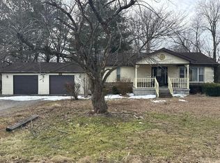 926 E Webster St, Benton, IL 62812