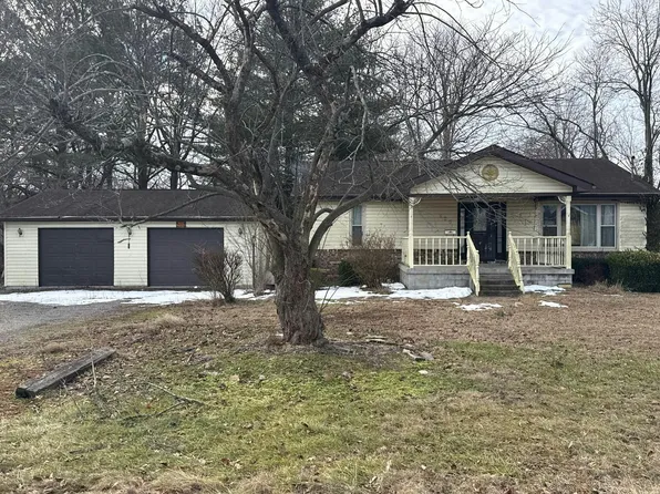 926 E Webster St, Benton, IL 62812