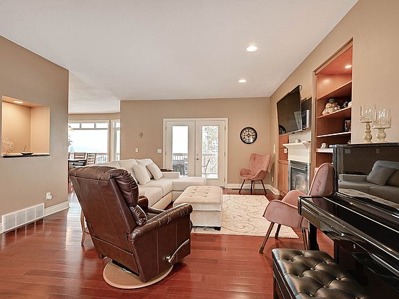 2nd image of 422 Azure Pl