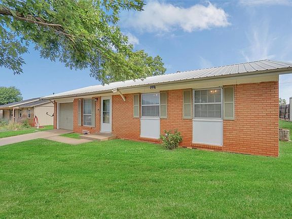 3rd image of 403 Hoover Cir