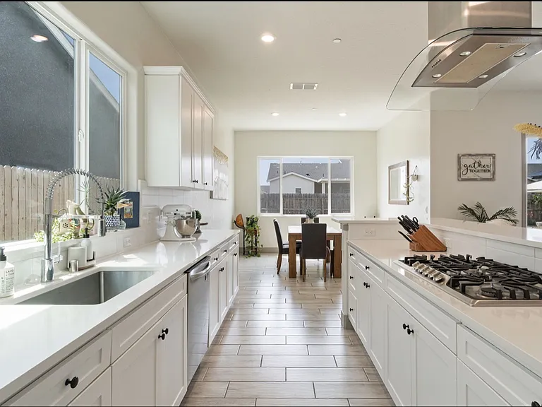 2407 W Andrew Ln — Photo 15