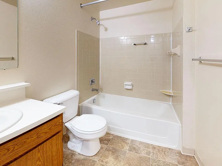 Hampton Lakes Apartments — Photo 66