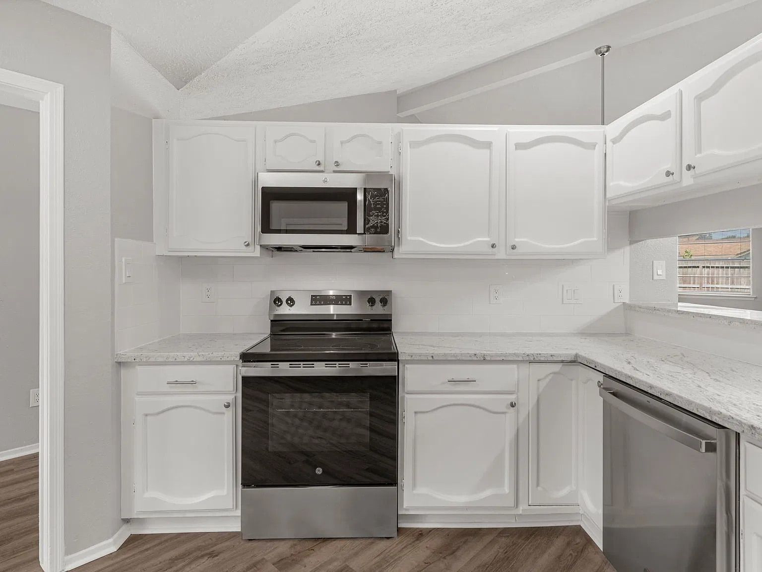 4 bed, 4.0 bath, 1896 sqft, $2,100 — Photo 4