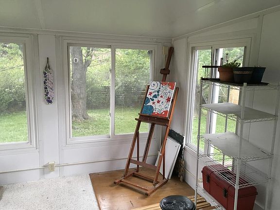 4th image of 284 Empire Dr