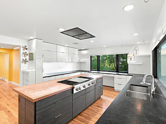 3rd image of 406 W Walnut St