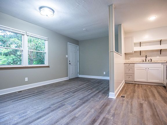 3rd image of 1121 E Moody Ave