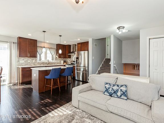 4th image of 614 N Michigan Ave