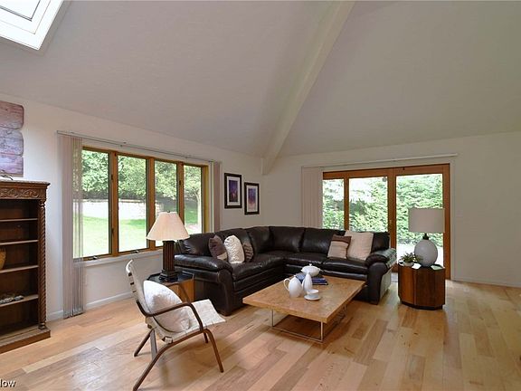 3rd image of 25808 Fairmount Blvd