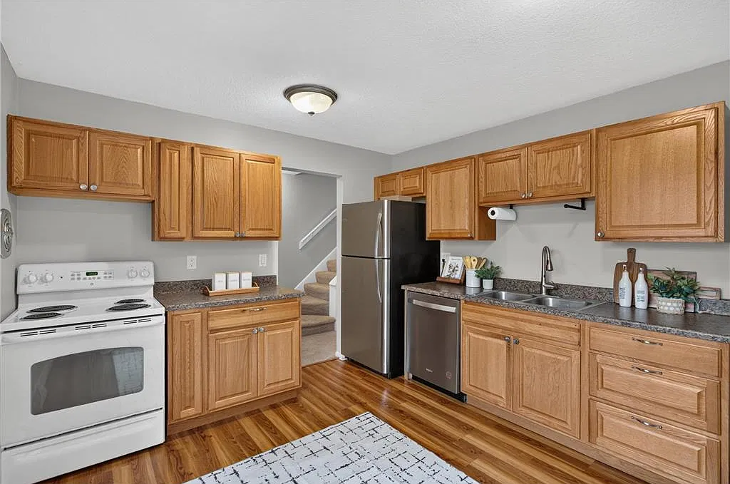 3 bed, 1320 sqft, $2,300 — Photo 1