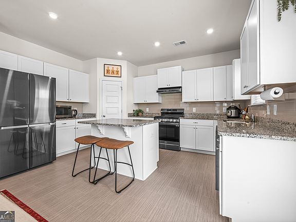5th image of 99 Royal Oak Dr NE