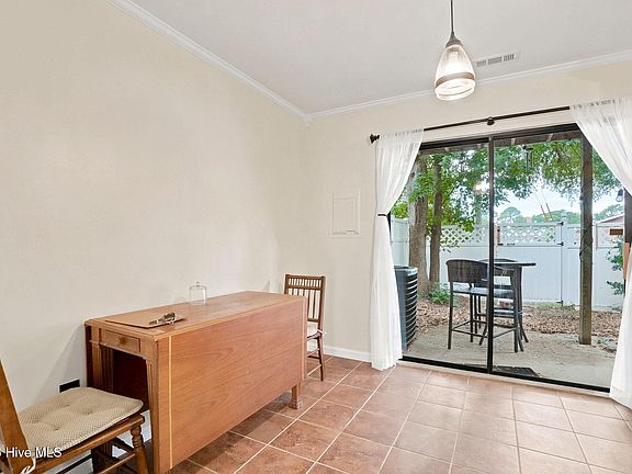 5th image of 113 Bonner Avenue #105