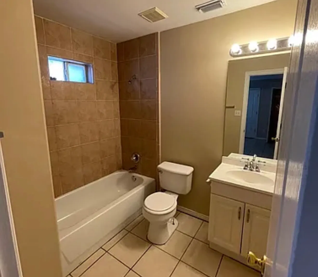 3 bed, 1150 sqft, $990 — Photo 4