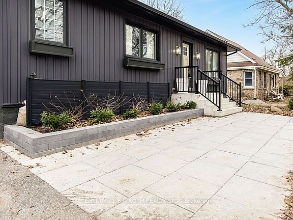 2nd image of 7845 Yonge St