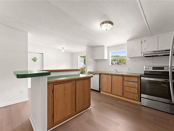 3rd image of 6736 Victoria Ln