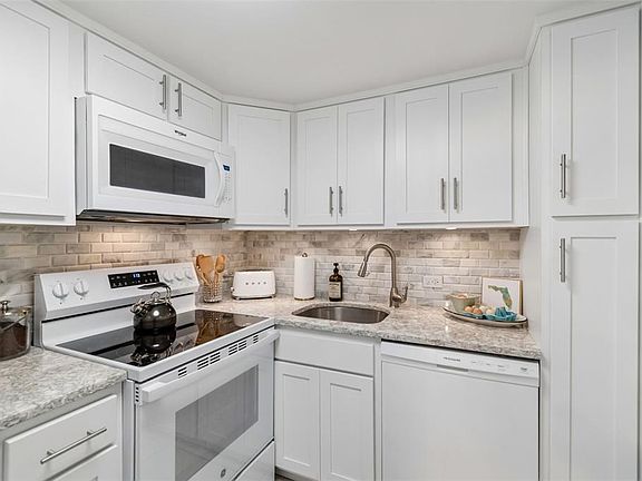 5th image of 4015 BAYSHORE BOULEVARD #7D