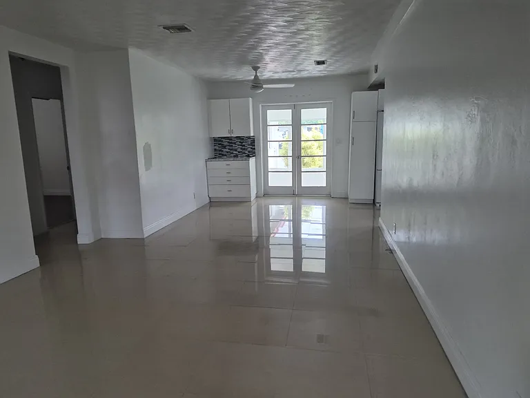 2420 Harding St — Photo 2