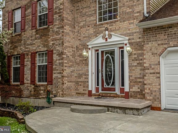 3rd image of 136 Shrewsbury Dr