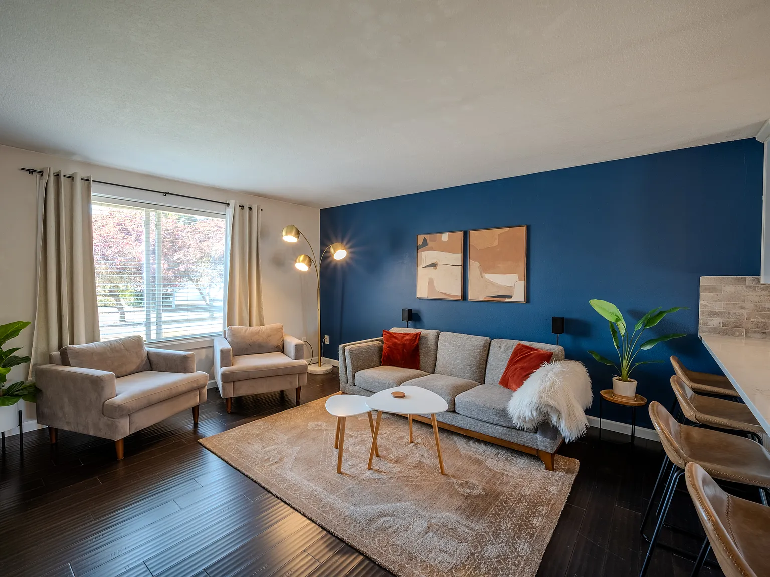 3 bed, 1076 sqft, $2,450 — Photo 2