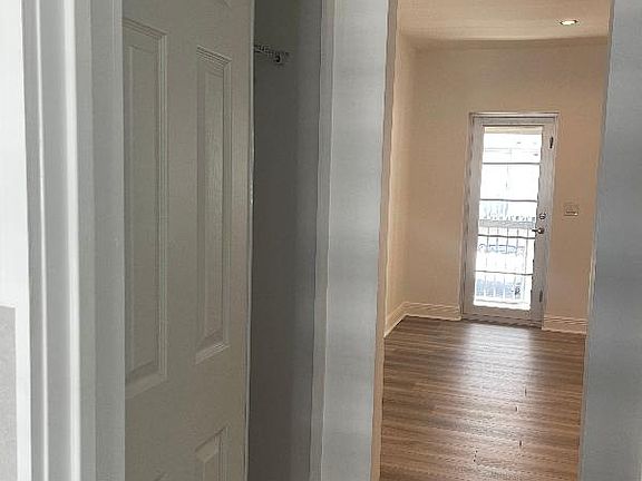 5th image of 916 W 42nd St
