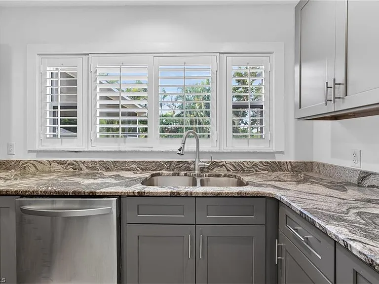 1420 Maravilla Ave — Photo 20