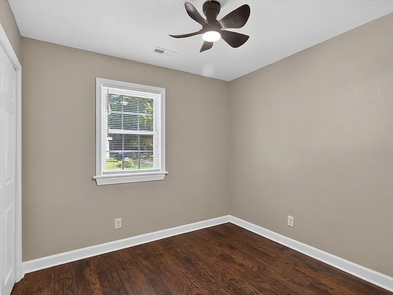 1441 W 37th St — Photo 12