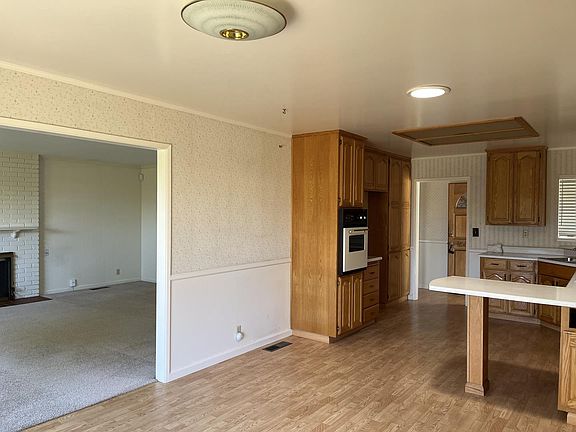 4th image of 844 Loyola Dr