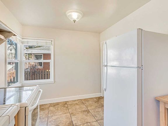 5th image of 2121 E Crystal Ave