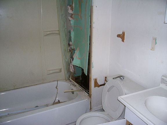 4th image of 3420 E 116th St
