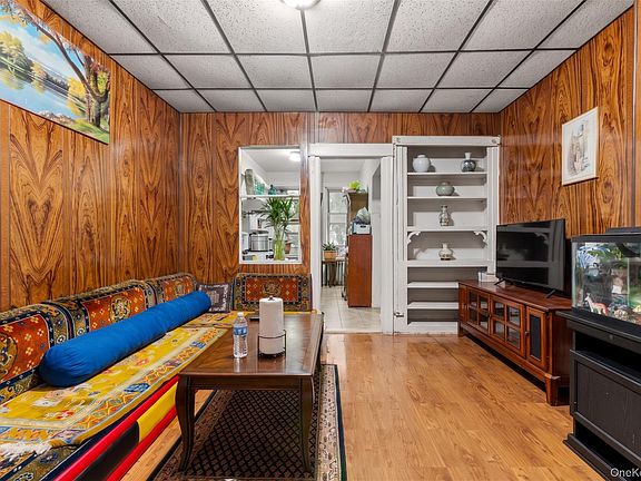 4th image of 1822 Putnam Avenue