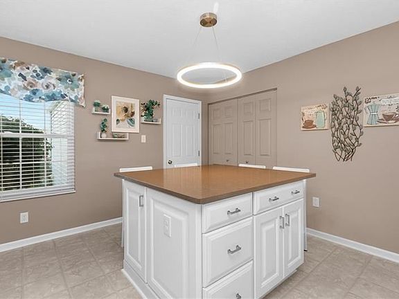 4th image of 810 Sunset Cir