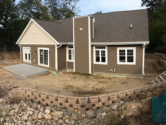 2nd image of 608 Sweetbriar Ln