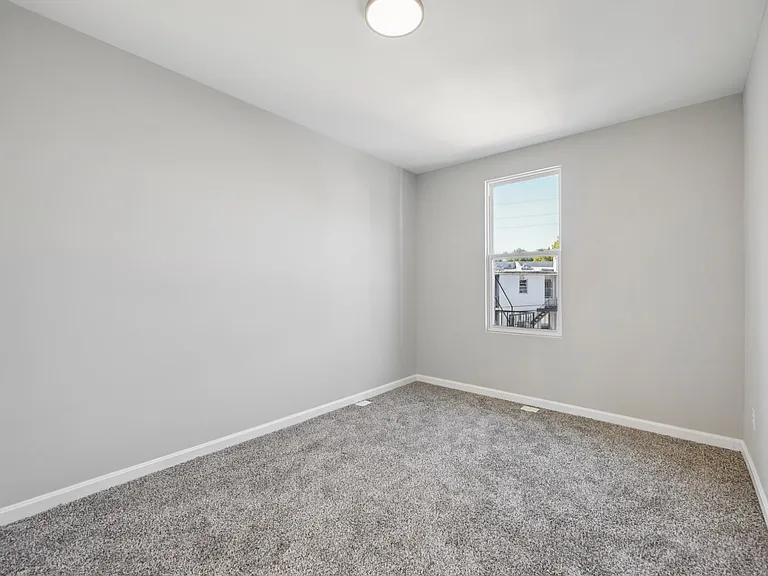 329 E University Pkwy — Photo 6