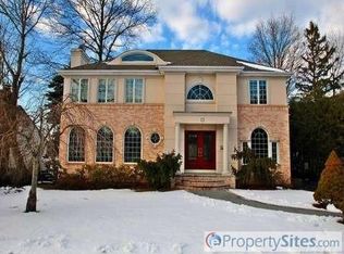 77 Wooleys Ln, Great Neck, NY 11023