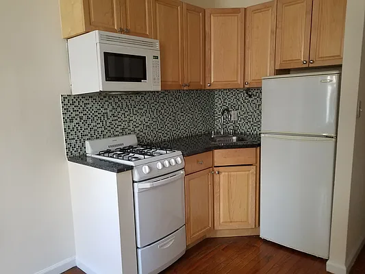 Rented by Chartwell Manhattan Realty | media 17