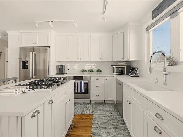 118 Center Ave, Middletown, RI 02842